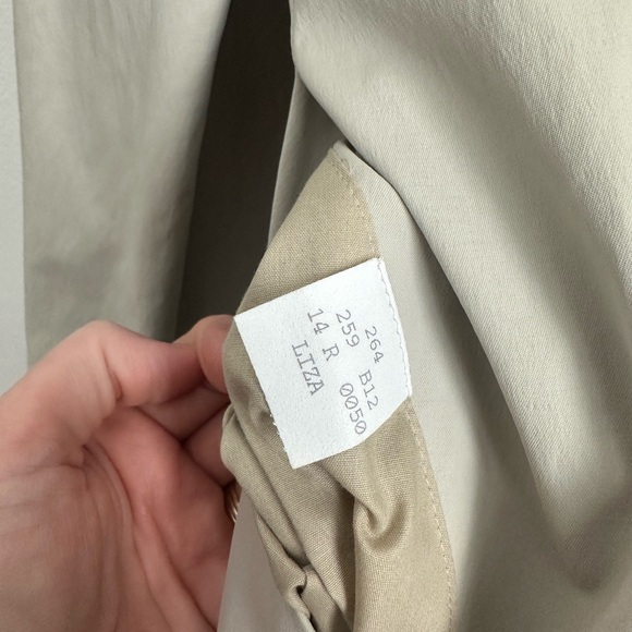 Burberry Women’s Classic Tan Trench Coat - Picture 14 of 16